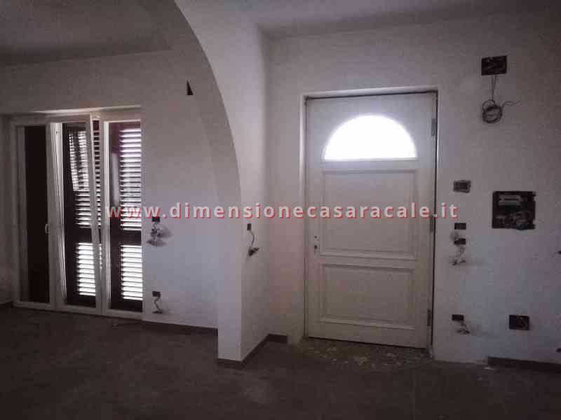 Portone d'ingresso in legno massello di Rovere tinto noce con grata in ferro battuto 1 4
