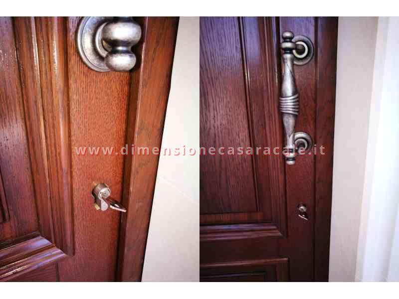 Portone d'ingresso in legno massello di Rovere tinto noce con grata in ferro battuto e vetro stile cattedrale 2 7