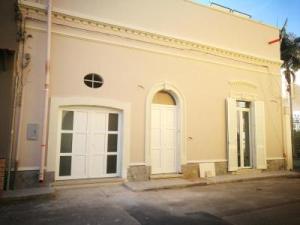 Installazioni di Portoni in PVC ferramenta a marchio AGB o MAICO