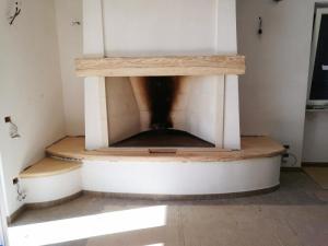 Realizzazione di rivestimento in legno per camino in abitazione privata in rovere, castagno o frassino