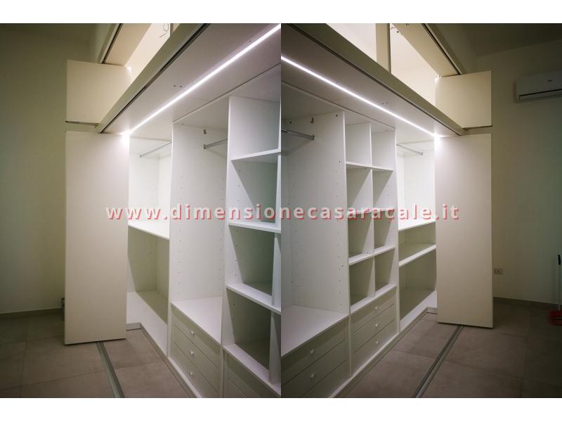 Realizzazione e installazione di cabina armadio in legno su misura con laccatura bianca 13