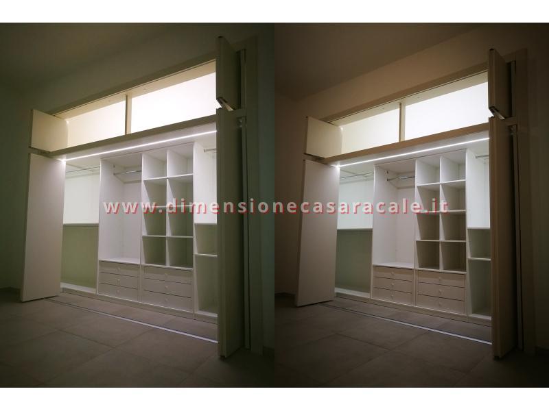 Realizzazione e installazione di cabina armadio in legno su misura con laccatura bianca 15