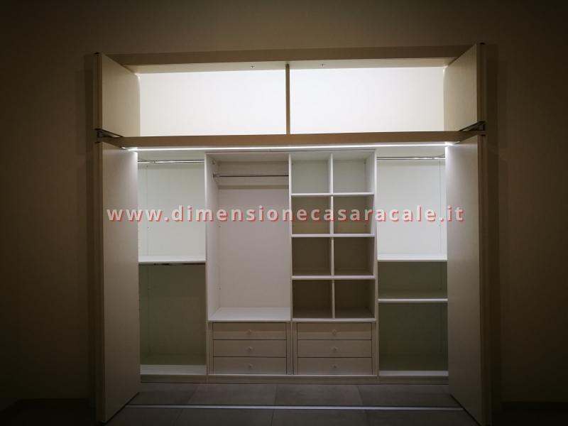 Realizzazione e installazione di cabina armadio in legno su misura con laccatura bianca 16