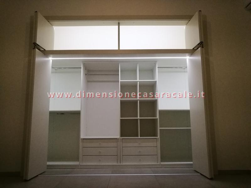 Realizzazione e installazione di cabina armadio in legno su misura con laccatura bianca 17