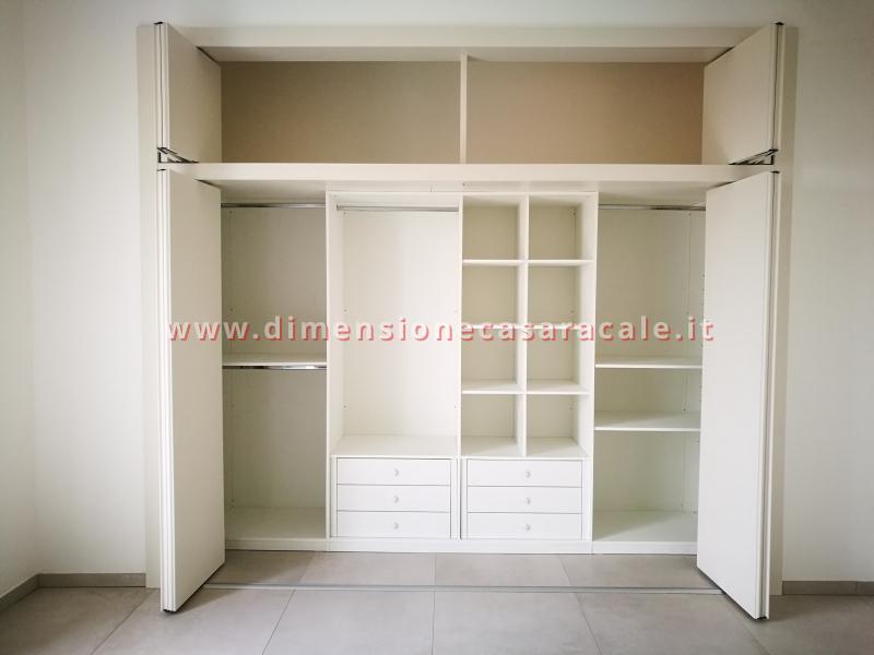 Realizzazione e installazione di cabina armadio in legno su misura con laccatura bianca 10 10