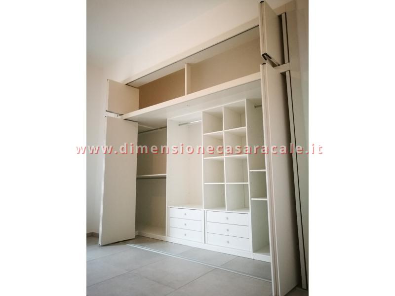 Realizzazione e installazione di cabina armadio in legno su misura con laccatura bianca 11 11
