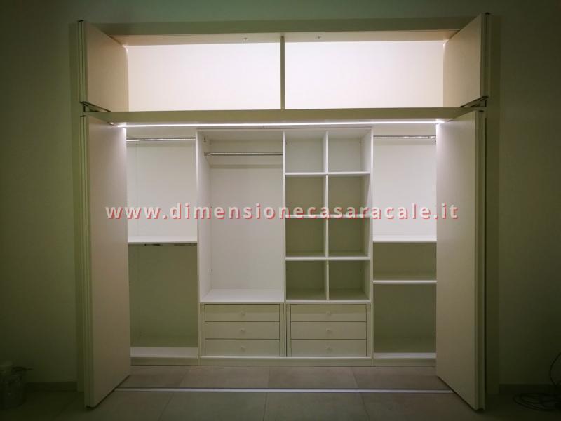 Realizzazione e installazione di cabina armadio in legno su misura con laccatura bianca 12 12