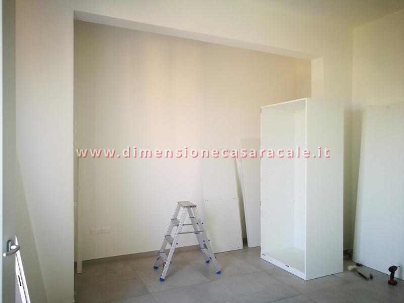 Realizzazione e installazione di cabina armadio in legno su misura con laccatura bianca 1 1
