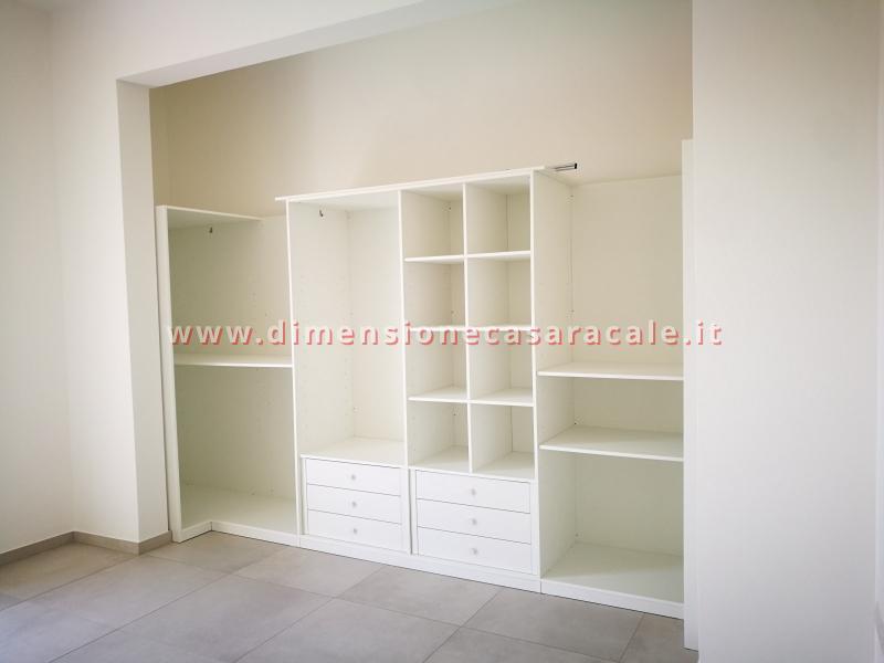 Realizzazione e installazione di cabina armadio in legno su misura con laccatura bianca 3 3