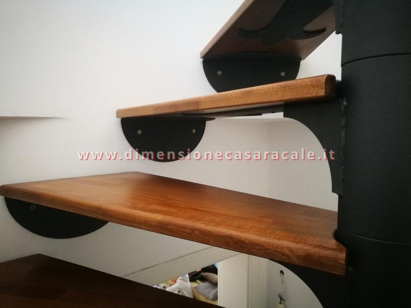 Realizzazione su misura di scala a chiocciola da interno con struttura metallica e gradini in legno taglio laser e ferro battuto 14