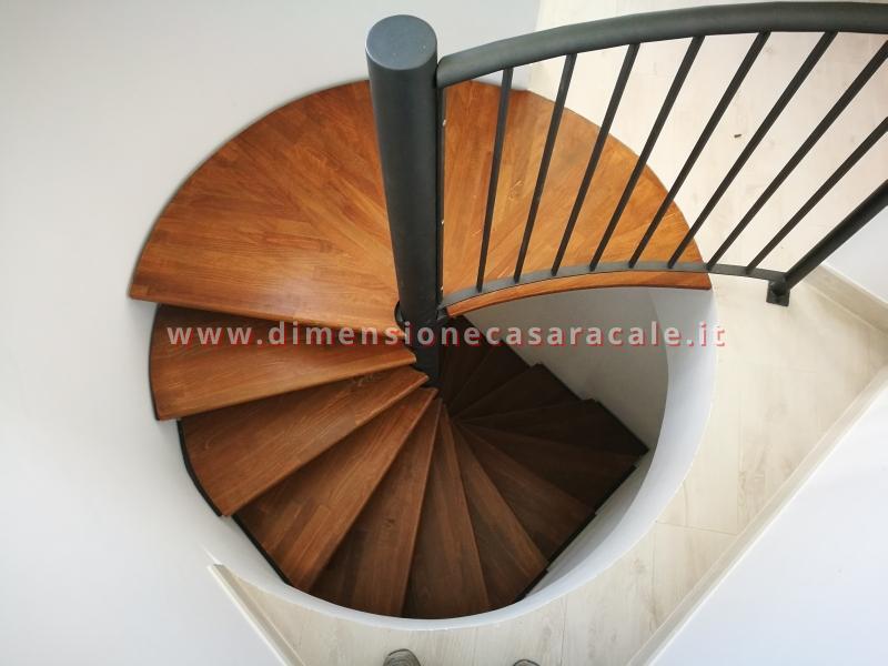 Realizzazione su misura di scala a chiocciola da interno con struttura metallica e gradini in legno taglio laser e ferro battuto 18