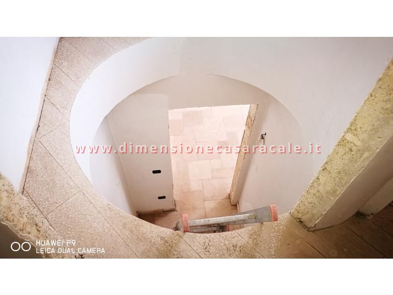 Realizzazione su misura di scala a chiocciola da interno con struttura metallica e gradini in legno 1 1
