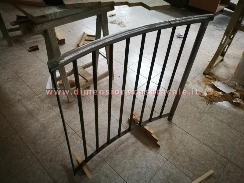 Realizzazione su misura di scala a chiocciola da interno con struttura metallica e gradini in legno 9 9